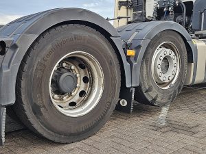 Opony z dobrym bieżnikiem, ujęcie 2 — Volvo FH 500 z 2022 roku
