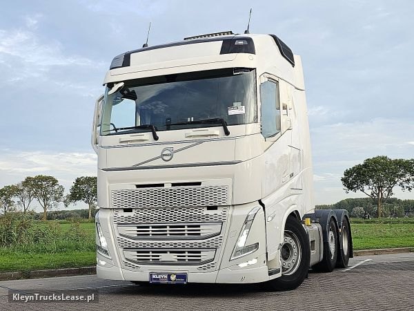 Volvo FH 500 z 2022 roku, ciągnik siodłowy z zagranicy — przód pojazdu