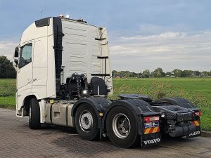 Strona kierowcy z tyłu — Volvo FH 500 z 2022 roku