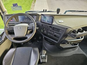 Deska rozdzielcza i stanowisko kierowcy — Volvo FH 500 z 2022 roku