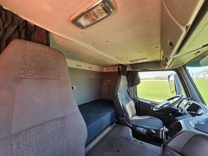 Fotele i leżanka w kabinie — Volvo FM 13.500 EEV 10X4 HEAVY DUTY z 2011 roku