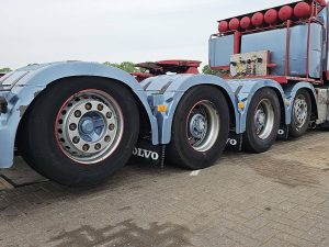 Opony z dobrym bieżnikiem, ujęcie 2 — Volvo FM 13.500 EEV 10X4 HEAVY DUTY z 2011 roku