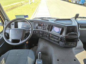 Deska rozdzielcza i stanowisko kierowcy — Volvo FM 13.500 EEV 10X4 HEAVY DUTY z 2011 roku